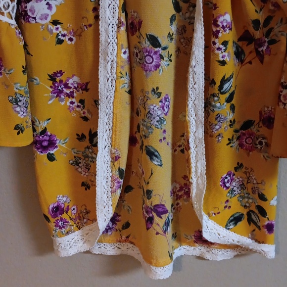 Women's Floral Top - Picture 3 of 5